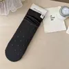 Meias de bolinhas femininas estilo coreano etiqueta de tecido com letra de coração pequeno meias de cano médio outono novo estilo absorventes de suor respiráveis meias de felpa sem costura