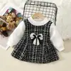 Atacado de Roupas Infantis para Comércio Exterior de Outono, Laço na Cintura Frontal, Vestido Longo de Manga Longa para Meninas Estilo Pequena Chanel, Entrega em Peça Única, Estampa Xadrez
