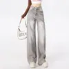 Jeans de tiro alto, cómodos y elegantes en color gris moca para mujer, perfectos para otoño. Estos pantalones de corte holgado y pierna ancha están diseñados para hacer que las figuras petite parezcan más altas y delgadas, y son lo suficientemente versátiles como para combinarse con muchos atuendos.