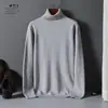 Suéter liso de cuello alto para hombre con tejido denso para mayor calidez, perfecto para usar en capas en otoño e invierno.; presenta alta elasticidad y un diseño de jersey