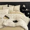 Juego de cuatro piezas de invierno grueso estilo francés bordado de terciopelo de leche con ribete de pelo de conejo, ropa de cama cálida de terciopelo coral antiestático 4