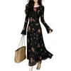 Vestido longo preto com estampa floral e corte evasê, adequado para o trabalho ou pausas para o chá, elegante, acinturado, modelador, gola redonda, vestido de outono feminino, atacado transfronteiriço