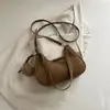 Nova bolsa de ombro lisa para outono e inverno, simples e estilosa, com uma textura refinada, perfeita como bolsa de axila, uma pequena bolsa de mão chique ou uma bolsa transversal.