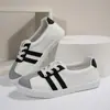 2026 Otoño Temprano Nuevas Zapatillas Blancas de Punta Redonda Estilo Coreano Estudiante Suela Gruesa Zapatillas Casuales Plateadas Talla Grande Zapatos al por Mayor