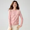 Un cárdigan de cachemira suave y elegante con delicado bordado floral y cuello redondo, perfecto para usar en capas y crear un look versátil de estilo coreano.