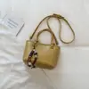 Elegante, minimalista y chic bolso pequeño casual de hombro, nueva colección principios de otoño 2026, bolso de mano de moda de color liso estilo coreano