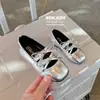 Sapatos de Festa Femininos Verão 2025 Novos Prata Laço Estilo Coreano Sapatos Individuais Moda Menina Pequena Sapatos de Couro Super Macios Sapatos de Dança
