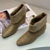 Botas Chelsea femininas 2026 estilo novo, de cano curto, com design flare, bico fino, efeito de aumento de altura e silhueta emagrecedora, perfeitas para primavera e outono.