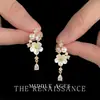 Pendientes vintage de estilo retro ligero con borla de flor de camelia, perla y circonita en forma de gota de agua, pendientes de estilo retro artístico de lujo ligero