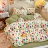 Juego de ropa de cama de cuatro piezas de terciopelo de leche engrosado de grado A con estampados de dibujos animados, que incluye una funda de edredón y una sábana bajera, adecuado para otoño e invierno, y diseñado para dormitorios estudiantiles
