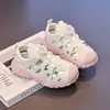 Sandalias Deportivas para Niñas 2026 Verano Nuevo Estilo Sandalias Infantiles de Punta Cerrada con Hebilla Giratoria Zapatos Transpirables de Malla para Niños