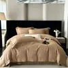 Conjunto de Quatro Peças de Cor Sólida, Estilo Simples e Luxuoso, Algodão Puro Espesso Escovado com Bordas Largas, Capa de Edredom Quente para Outono e Inverno, Lençol de Cima, Roupa de Cama