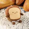 Tostada Pan Colgante Pequeño Lindo Dibujo Animado Peluche Muñeca Pequeña Decoración de Bolsa Expresión Creativa Distintiva Broche Insignia