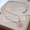 Collar de calcedonia rosa natural fresco de verano con diseño original, cordón tejido finamente, collar de cuentas de color dulce con colgante de paz