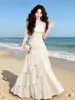 Nuevo vestido de tirantes de tarta de verano para viajar y vacacionar en Sanya, con un diseño entallado a la cintura que estiliza, es elegante y moderno.