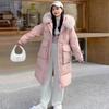 Casaco Longo de Penas para Trabalho Feminino Moda Inverno 2026 Cintura Marcada Emagrecedor Gola Grande de Pelo Quente Penugem de Pato Branco Parka Acima do Joelho