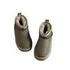 Botas de nieve para niños 2025 invierno nuevo estilo niños y niñas zapatos grandes de algodón suela plana cálidos superficie de cuero más algodón botas cortas