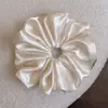Goma de pelo scrunchie de satén color crema brillante para verano, versátil, con un toque de alta gama para moños y coletas