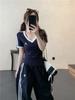 Camiseta deportiva de verano con hombros descubiertos, cuello en V, manga corta y pantalones rectos de pierna ancha estilo deportivo americano para mujer.