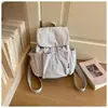 Mochila pequena casual estilo coreano para mulheres, mochila escolar leve e simples, novo modelo 2026, mochila de lazer de grande capacidade para atividades ao ar livre