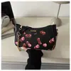 Bolso de Hombro Cruzado de Cereza, Moderno y Único, Bolso de Mujer Simple Texturizado Tipo Bollo, Bolso de Nicho de Moda para el Verano 2026