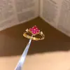 Anillo de Flor de Circonia Chapado en Oro Real de 18k Estilo de Nicho de Alta Gama Anillo para el Dedo Índice Temperamento Retro Exquisito Versátil Joyería para la Mano