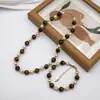 Colar de Pérolas Estilo Palácio Retrô Europeu e Americano Pulseira de Olho de Tigre All-match de Luxo Leve para Mulheres Corrente de Clavícula Simples de Alto Padrão para Mulheres