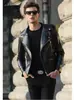 Chaqueta de Cuero Ajustada para Hombre, Estilo Coreano, Elegante Nuevo Modelo 2025, Chaqueta Juvenil Moderna con Cuello Solapa, Chaqueta de Cuero para Motocicleta al por Mayor Transfronterizo