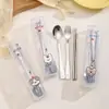 Palitos de Aço Inoxidável Desenho Animado Conjunto de Três Peças Utensílios de Mesa Convenientes Palitos Conjunto de Colheres Utensílios de Refeição para Estudantes Conjunto de Duas Peças Venda por Atacado