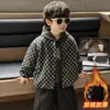 2440 Conjunto de Roupas de Inverno para Meninos 2026 Novo Estilo Pequeno Cavalheiro Jaqueta Espessa com Forro de Lã Conjunto de Três Peças Bebê Inverno Estilo Coreano