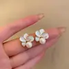 Aretes de Flor de Perla Coreanos para Mujer, Aretes de Lujo Ligero y de Alta Gama, Estilo Nuevo, Moda de Nicho, Aretes Versátiles al por Mayor