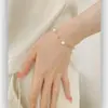 Pulseira-Colar Minimalista Vintage Cinza Pérola e Contas Douradas Estilo Francês de Luxo de Nicho, Versátil para o Dia a Dia