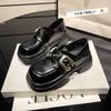 Mocasines de suela gruesa de cuero con aumento de otoño 2024, zapatos de una sola capa con tacón grueso y cabeza cuadrada, zapatos pequeños de cuero estilo británico con velcro para mujer