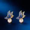 Pendientes de Moda Estilo Chino Hechos de Plata S925 con Mariposa Chapada en Oro y Perlas, Presentando Artesanía Tradicional de Esmalte Azul, en un Estilo de Lujo Ligero