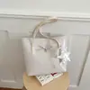Bolso tote de piel encerada brillante color Maillard con lazo y etiqueta de corazón, bolso de hombro grande, bolso versátil de nicho para mujer