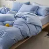 Simples e elegante, este conjunto de cama de quatro peças, 100% algodão e algodão lavado, oferece uma sensação luxuosa para o outono e o inverno. Inclui um lençol de cima, uma capa de edredom, um lençol de baixo com elástico e uma fronha.