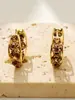Pendientes de Zirconia Cúbica Full Diamond de Lujo Ligero de Gama Alta Dorados para Mujer Aleación de Cobre Sentido de Diseño de Nicho Adornos de Oreja Nobles Joyería de Temperamento