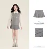 Conjunto de outono 2026 para meninas Amybaby: cardigã de tricô bordado novo, colete, camisa, saia plissada cinza