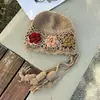 Gorro de Punto Rojo con Borla Floral para Viajes en el Oeste de Sichuan para Mujer, Gorro de Lana de Estilo Étnico Hueco para Otoño e Invierno con Protección para los Oídos, Gorro de Tejer
