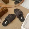 Zapatillas de felpa gruesa y cálida para otoño e invierno, punta abierta, para usar en casa, doble felpa, zapatos de pelo 2026, zapatillas de una tira, hebilla para mujer