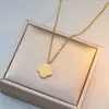 Collar con Colgante de Trébol de Cuatro Hojas de Acero de Titanio Más Vendido Artesanía de Grabado Exquisito Temperamento Sencillo Accesorio para el Viaje Diario