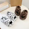 Novas pantufas de algodão infantis cruzadas com estampa de leopardo para outono e inverno de 2026, para uso interno e externo, com sola plana, para meninas, pantufas fofas combinando para casa e família