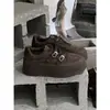Outono de 2026 Novo Estilo Camurça Retro Solado Grosso Salto Escondido Versátil Solado Macio Fivela de Couro Sapatos Casuais Femininos