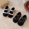 Sapatos de princesa fofos e bonitos de bolinhas, nova coleção outono/inverno 2026, sapatos Mary Jane infantis com solas macias e fechos de velcro, versáteis e fáceis de combinar