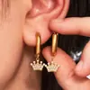 Joias Europeias e Americanas Omaca Brincos em Aço Inoxidável com Formato de Coroa em U Incrustados com Zircônia Banhados a Ouro Real 18K Brincos da Moda Que Não Desbotam