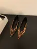 Sandálias Flats Femininas de Couro Genuíno com Bico Apontado Estampa de Leopardo e Salto Dupla Face - Novidade Verão 2025