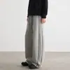 Además, estos son pantalones de chándal de pierna ancha con franjas laterales de contraste, que cuentan con cordón y cintura elástica, ofreciendo un ajuste holgado y fluido, perfectos para usar en otoño.