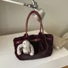 Bolsa de Pelúcia Estilosa para Mulheres 2026 Novo Design de Nicho de Inverno Bolsa Tote Fofa Bolsa de Ombro Único para o Dia a Dia