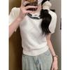 Verano Nuevo Estilo Coreano Femenino Cuello Redondo Encaje Adorno Patrón Diamante Calado Suéter de Punto de Manga Corta para Mujer, Fresco y Simple