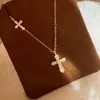 Collar con Colgante de Cruz de Circonita Super Brillante para Mujer, Lujo Ligero, Gama Alta, Exquisito, Sencillo, Versátil, Cadena para Clavícula de Suéter